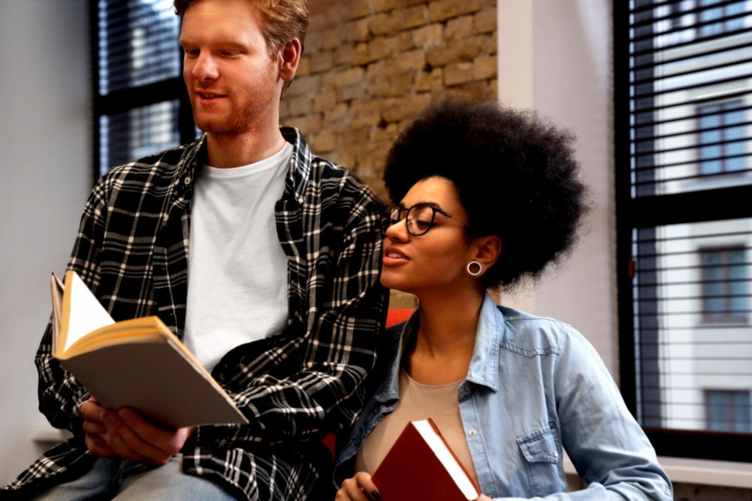 Consultation personnalisée entre un conseiller et un client, révision de portefeuille d'investissement